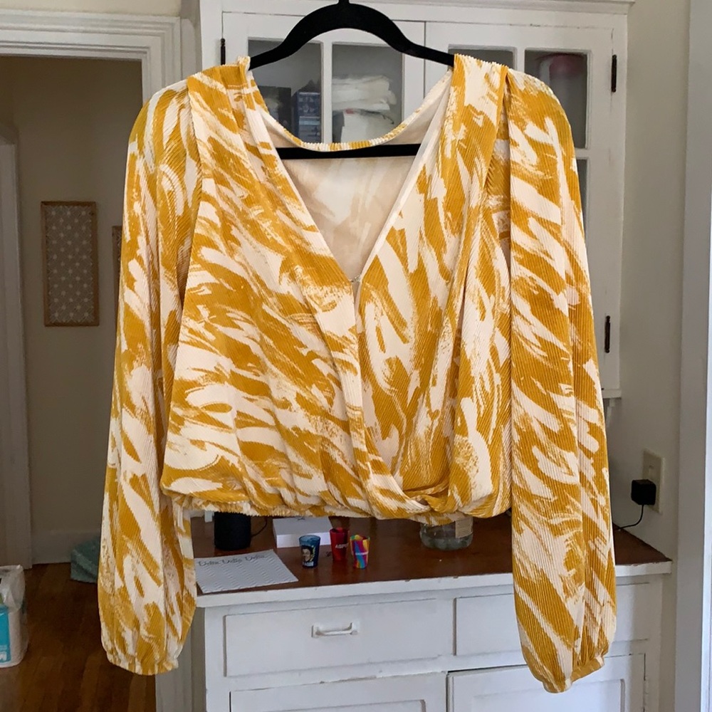 YELLOW PUFF-SLEEVE ASTR THE LABLE TOP